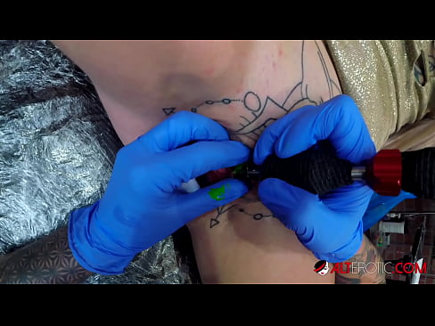❤️ Estremamente tatuato hottie Sully Savage ottenuto un tatuaggio sul suo clitoride ️❌ Porno duro al it.milf300com.ru ❌️❤